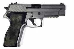 Пистолет SIG Sauer P226 получил известность благодаря массовому использованию полицией и спецслужбами США.