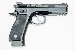 Пистолет CZ-75 разработан на заводе Ceska Zbrojovka в городе Uhersky Brod инженерами братьями Коучки - Йосефом и Франтишеком.