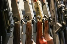 В арсенале тира имеются аналоги известнейших марок пистолетов и винтовок.
