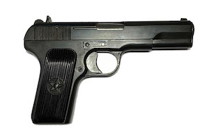 ТТ стал первым самозарядным пистолетом и пришёл на смену знаменитому револьвера Наган в 1930 году. Во времена Великой Отечественной Войны считался основным личным оружием офицеров.